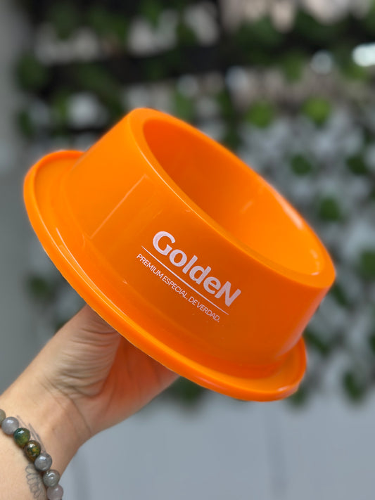 Plato de comida de plástico para perros tamaño mediano.